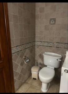 Koupelna v ubytování Έν Λεβίδι + 7 fotografií