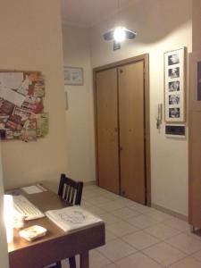 ローマにあるMaison Di Biancaneveのデスク、テーブル、ドアが備わる客室です。