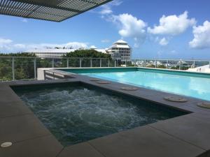 Piscina de la sau aproape de Cairns Private Apartments