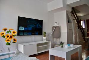 Televízia a/alebo spoločenská miestnosť v ubytovaní Bungalow montecarlo 35 and 45 first row with air conditioning&WI-FI and sound insulation