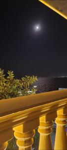 una vista de la luna sobre el agua por la noche en مون لايت Moon Light Villa, en ‘Ezbet Sa‘dî Mugâwir