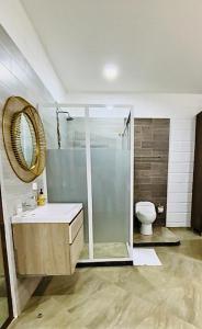 ein Bad mit einer Dusche, einem Waschbecken und einem WC in der Unterkunft Hotel Boutique Campestre in Florencia