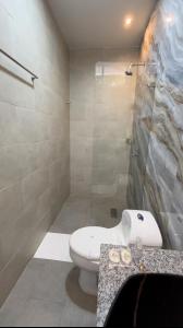 ein Badezimmer mit einem weißen WC und einer Dusche in der Unterkunft Hotel Boutique Campestre in Florencia