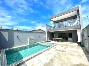 a swimming pool in the backyard of a house at Casa Sofia Milagres - 200 m da Praia in São Miguel dos Milagres