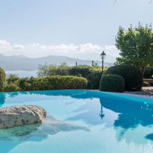 una piscina con vistas al agua en Lefkada Collection Villas, en Ligia