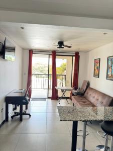 sala de estar con sofá y mesa en Maria´s Apartments en Alajuela City
