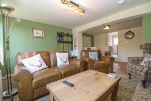 Sala de estar con 2 sofás y mesa de centro en Knodishall - Newly renovated 2 bed holiday home, near Aldeburgh, Leiston and Thorpeness en Aldringham