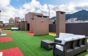 Una habitación con sillas y mesas en un tejado. en SecreT Top 85, en Bogotá