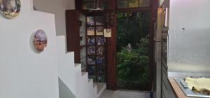 um quarto com uma escada com uma porta de vidro em Chales Internacional em Paraty