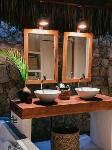 een badkamer met 2 wastafels en 2 spiegels bij Pousada Vayú in Icaraí