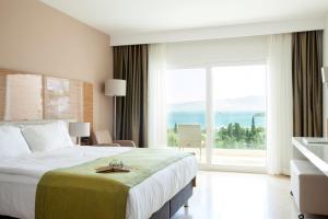 Кровать или кровати в номере Bellazure Hotel