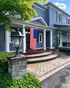 una casa con una bandera americana y una luz de la calle en 37 Oak Ridge House, en Wellsboro