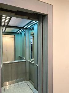 uma porta com um espelho num quarto em San Telmo y Caminito para 1 a 4 personas em Buenos Aires