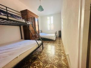 Cette chambre comprend 2 lits superposés et un couloir. dans l'établissement Maison Port-Vendres, 3 pièces, 6 personnes - FR-1-309-367, à Port-Vendres