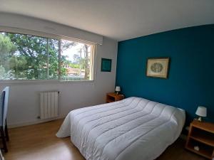 Postel nebo postele na pokoji v ubytování Spacieuse maison familiale 11 pers. avec jardin près du port de Capbreton - FR-1-239-1001