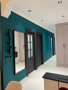 - un salon avec des murs bleus et des miroirs dans l'établissement RABAT RESIDENCE - rooms, à Rabat