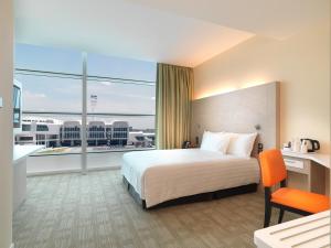 ein Hotelzimmer mit einem Bett und einem großen Fenster in der Unterkunft Sama-Sama Express KLIA Terminal 2 - Airside Transit Hotel in Sepang