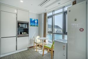 Kuchyň nebo kuchyňský kout v ubytování Griffinbay Hotel