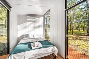 En eller flere senger på et rom på Wollemi Tiny House by Tiny Away