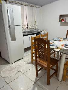 Кухня или кухненски бокс в Casa de Praia Caraguatatuba -500 metros da Praia Porto Novo