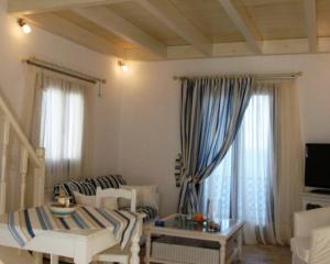 阿斯提帕莱亚镇克莱德拉公寓酒店的带床和沙发的客厅