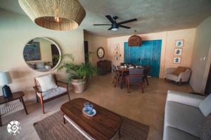 a living room with a couch and a table at Hacienda Susulá in Susulá