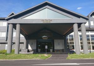 長野原町にあるヴィラ・ザ・クラブ軽井沢の旧病院を食べる看板のある建物