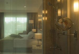 Ванная комната в Bellazure Hotel