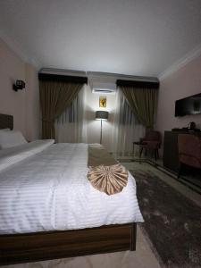 Ein Bett oder Betten in einem Zimmer der Unterkunft Aziz Egypt Pyramids View