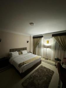 Ein Bett oder Betten in einem Zimmer der Unterkunft Aziz Egypt Pyramids View
