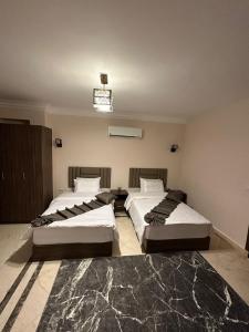 Ein Bett oder Betten in einem Zimmer der Unterkunft Aziz Egypt Pyramids View