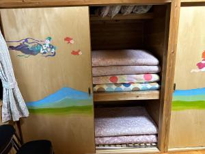 小国町にあるnanakoyaのディズニーの人魚の壁画が描かれた子供用二段ベッド +19枚の写真