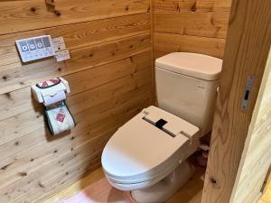 小国町にあるnanakoyaの木製の壁のバスルーム(トイレ付)