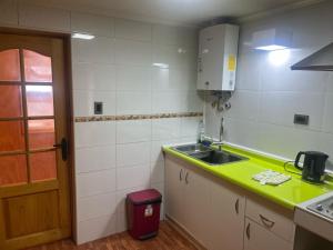 Una cocina o cocineta en Hostal Español Coyhaique 37 fotos más