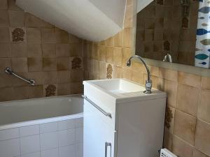 a bathroom with a sink and a bath tub at Studio Cabine Duplex 2/3 Pers, Hyper-Centre Cauterets, à 300m Télécabine, Parking Proche - FR-1-234-314 in Cauterets