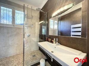 Phòng tắm tại Villa spacieuse et calme près des plages avec jardin, terrasse, WiFi et climatisation - FR-1-647-32 +21 ảnh