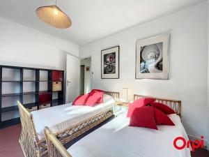 Giường trong phòng chung tại Villa spacieuse et calme près des plages avec jardin, terrasse, WiFi et climatisation - FR-1-647-32