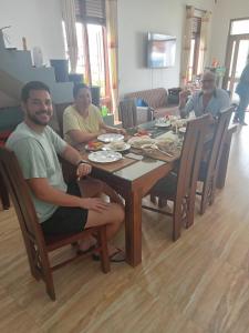 Restauracja lub miejsce do jedzenia w obiekcie Negombo Royal Villa by Hotel Oviniru