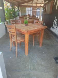 una mesa de madera y sillas en un patio en Negombo Royal Villa by Hotel Oviniru, en Negombo