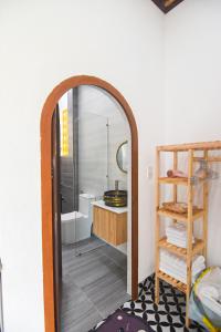 ein Badezimmer mit Dusche und Spiegel in der Unterkunft Homestay Phú Mỹ in Phan Thiet + 47 Fotos