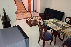 uma sala de estar com uma mesa de jantar e cadeiras em Casa Corferias em Bogotá