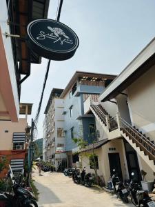 una señal en el lateral de un edificio con motocicletas en Koh Tao Silver Na’s Hostel en Ko Tao