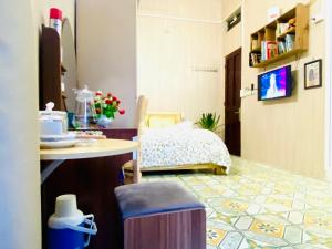 Televisi dan/atau pusat hiburan di cozy Homestay with private bathroom, large Balcony