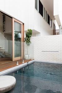 Bazén v ubytování Palm Oasis Beach Villa nebo v jeho okolí