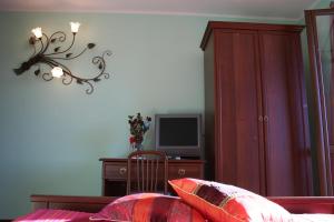 A television and/or entertainment centre at Orchidea Selvatica B&B