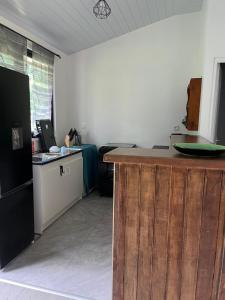 Zimmer mit einer Theke und einem Schreibtisch mit einem Laptop in der Unterkunft Casa Corsa à Moorea in Moorea
