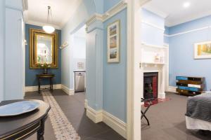 Η κουζίνα ή μικρή κουζίνα στο Blue Door Apartment - CBD Location, 2 Bed 2 Bath