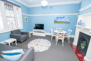 Μια τηλεόραση ή/και κέντρο ψυχαγωγίας στο Blue Door Apartment - CBD Location, 2 Bed 2 Bath +16 φωτογραφίες