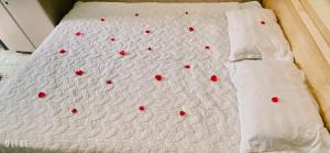 Una cama con cerezas rojas encima en Cozy Homestay with Large bed, private bathroom, large Balcony, en Hanói 22 fotos más