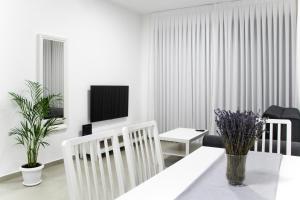 טלויזיה ו/או מרכז בידור ב-Luxury Suite Apartment With Sea View #63 By Hashdera Eilat